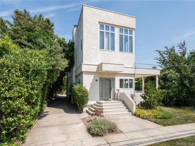  4 BR,  3.00 BTH &nbsp;Contemporary style home in Atlantic Beach