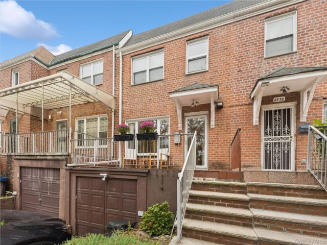  3 BR,  2.00 BTH &nbsp;Traditional style home in Oakland Gardens
