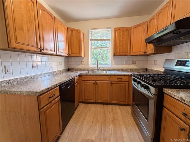  3 BR,  1.00 BTH &nbsp;Colonial style home in Woodside