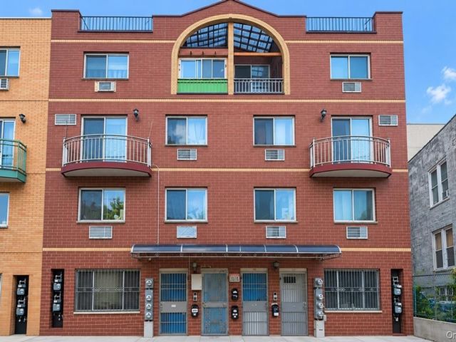  9 BR,  5.00 BTH &nbsp;House style home in Flushing