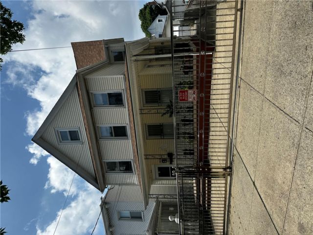  3 BR,  2.00 BTH &nbsp;Colonial style home in Ozone Park