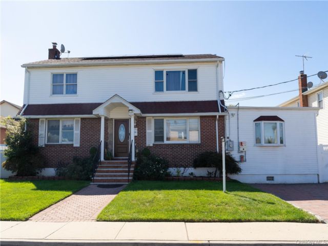  7 BR,  4.00 BTH &nbsp;Colonial style home in Elmont