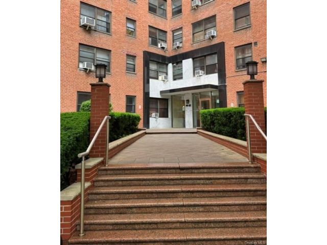  2 BR,  1.00 BTH &nbsp;High rise style home in Rego Park