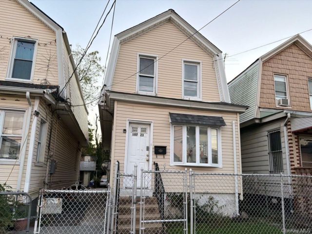  3 BR,  2.00 BTH &nbsp;Colonial style home in Jamaica