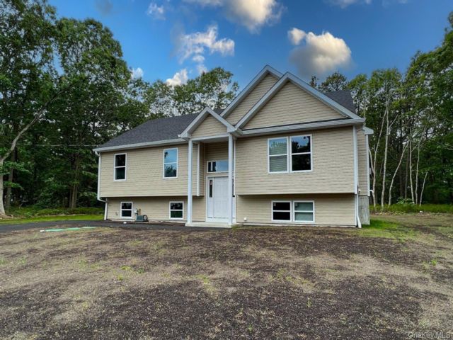  3 BR,  2.00 BTH &nbsp;Raised ranch style home in Mastic Beach