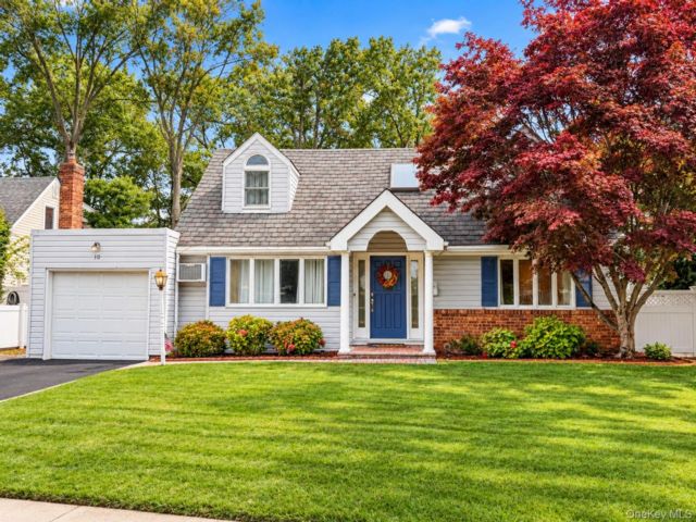  3 BR,  2.00 BTH &nbsp;Cape cod style home in Glen Head