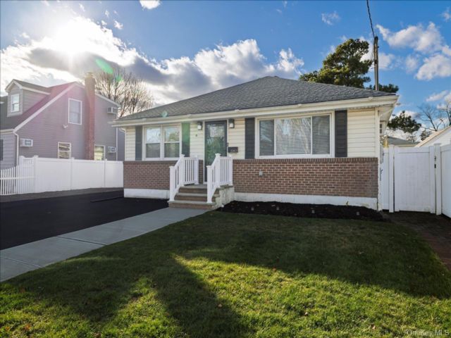  4 BR,  2.00 BTH &nbsp;Ranch style home in Wantagh