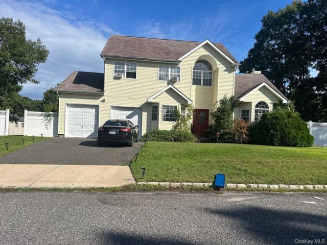 4 BR,  3.00 BTH &nbsp;Colonial style home in Coram