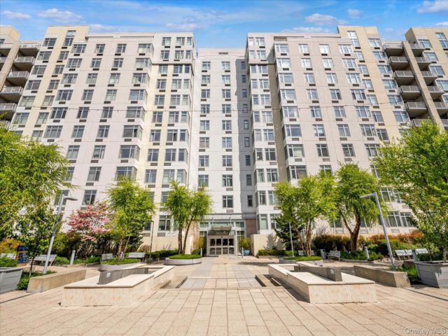  1 BR,  1.00 BTH &nbsp;Mid rise style home in Flushing