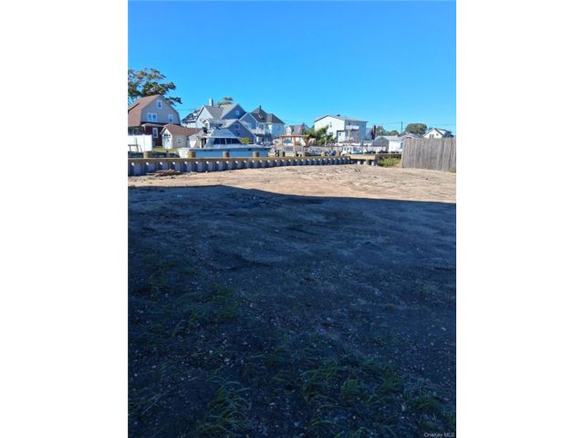 Lot <b>Size:</b> 50x60 &nbsp;House style home in Freeport