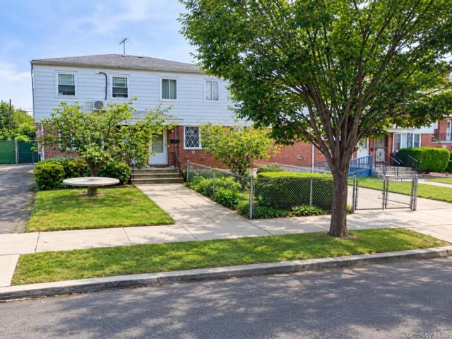  3 BR,  1.00 BTH &nbsp;Colonial style home in Flushing