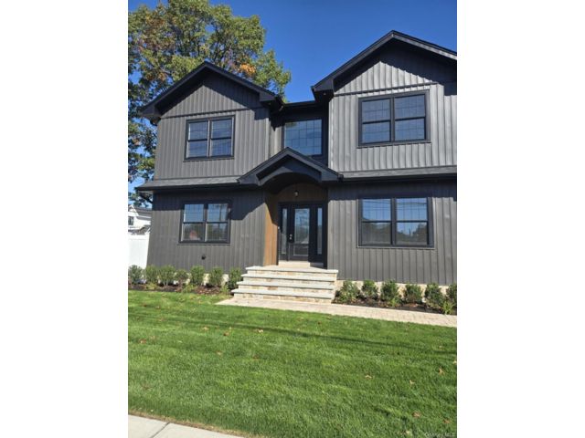  5 BR,  3.00 BTH &nbsp;Colonial style home in Elmont