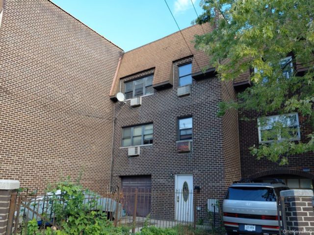  6 BR,  2.00 BTH &nbsp;Colonial style home in Throggs Neck