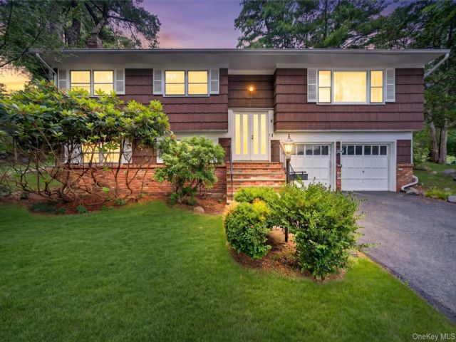  4 BR,  3.00 BTH &nbsp;Raised ranch style home in Pomona