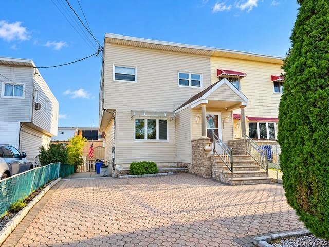  3 BR,  2.00 BTH &nbsp;Colonial style home in Throggs Neck