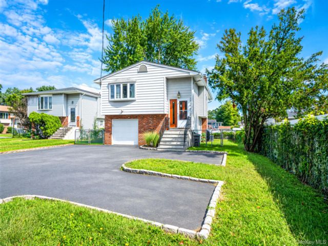  5 BR,  3.00 BTH &nbsp;Hi ranch style home in Deer Park