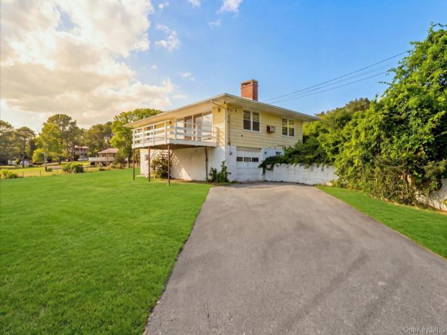  2 BR,  2.00 BTH &nbsp;Ranch style home in Hampton Bays