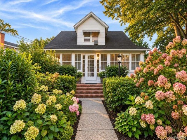  3 BR,  3.00 BTH &nbsp;Colonial style home in Farmingdale