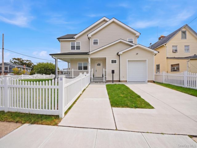  4 BR,  4.00 BTH &nbsp;Colonial style home in Freeport