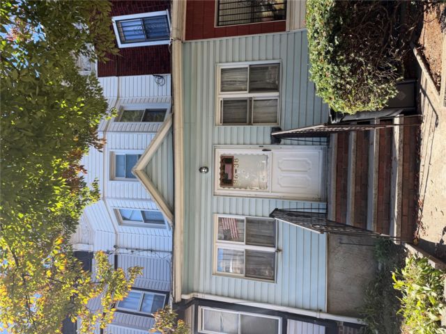  2 BR,  2.00 BTH &nbsp;Colonial style home in Woodhaven