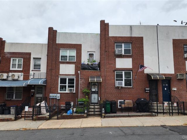  2 BR,  2.00 BTH &nbsp;House style home in Elmhurst