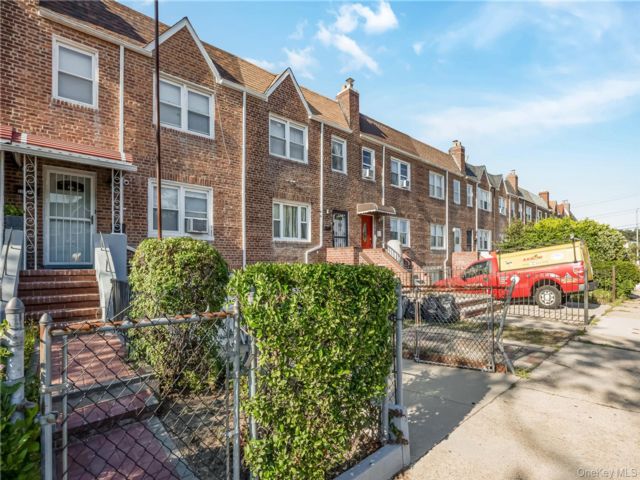  3 BR,  2.00 BTH &nbsp;Split level style home in Cambria Heights