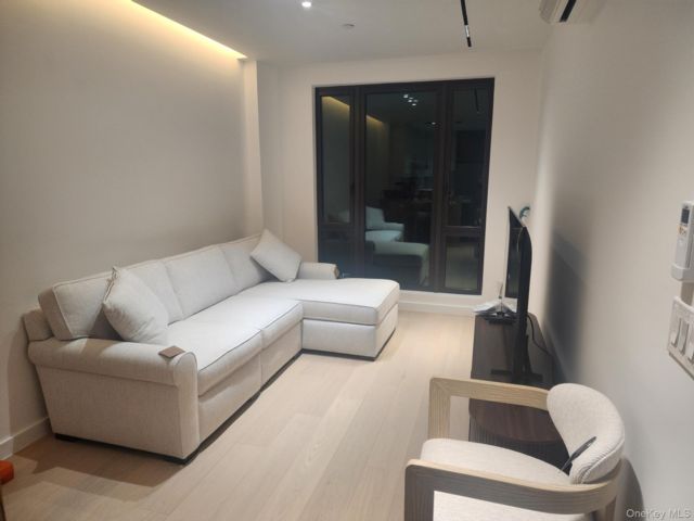 [PHOTO]