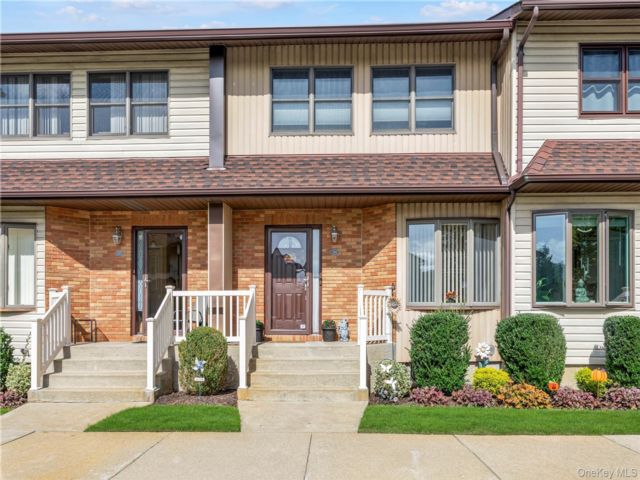  3 BR,  3.00 BTH &nbsp;Condo style home in Merrick