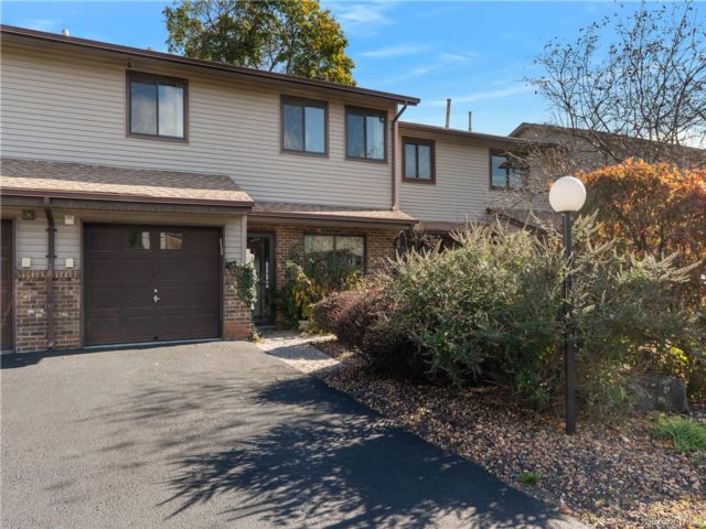  2 BR,  2.00 BTH &nbsp;Condo style home in New Windsor