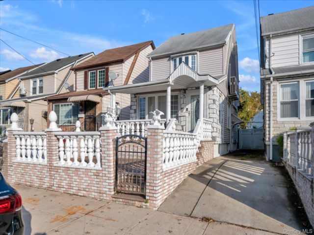  3 BR,  3.00 BTH &nbsp;Colonial style home in Cambria Heights