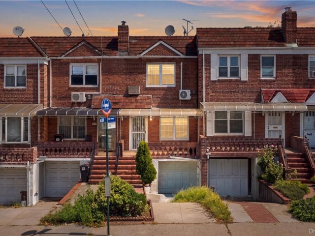  2 BR,  2.00 BTH &nbsp;House style home in Fresh Meadows
