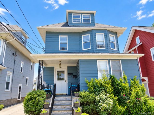  4 BR,  2.00 BTH &nbsp;Colonial style home in New Rochelle