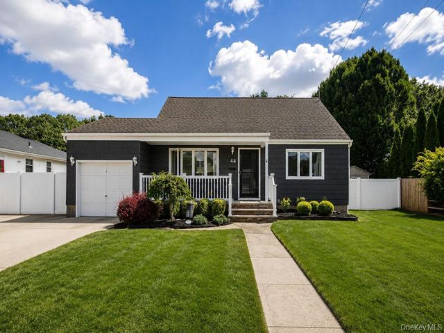  5 BR,  2.00 BTH &nbsp;Cape cod style home in Farmingdale