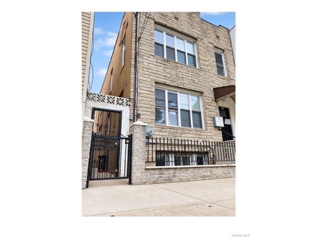  7 BR,  4.00 BTH &nbsp;House style home in Long Island City