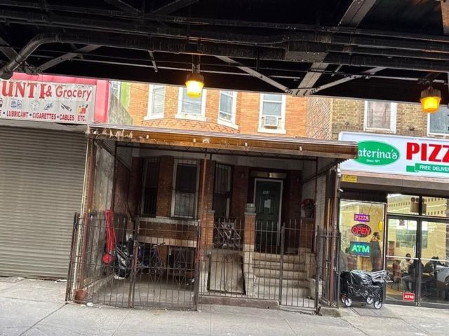  6 BR,  2.00 BTH &nbsp;Colonial style home in East New York