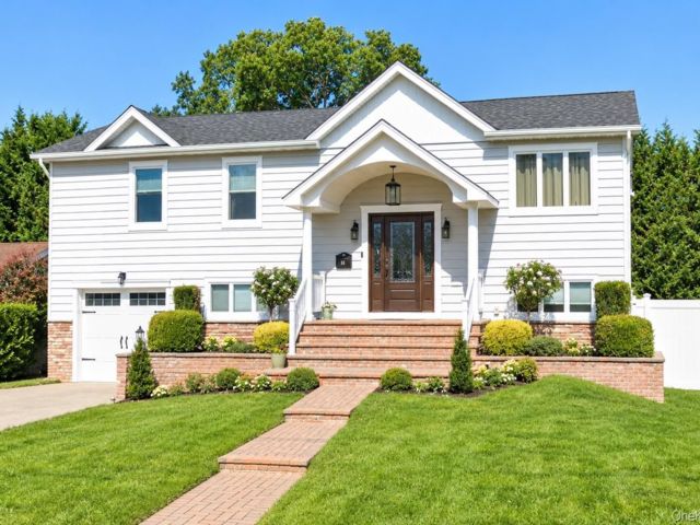  5 BR,  3.00 BTH &nbsp;Hi ranch style home in West Babylon