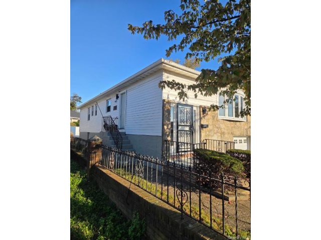  3 BR,  2.00 BTH &nbsp;Exp ranch style home in Far Rockaway