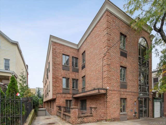 2 BR,  1.00 BTH &nbsp;Mid rise style home in Ridgewood