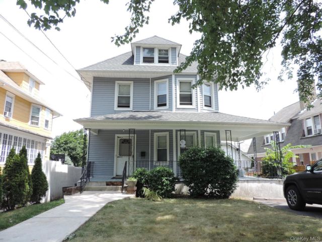  4 BR,  3.00 BTH &nbsp;Colonial style home in New Rochelle