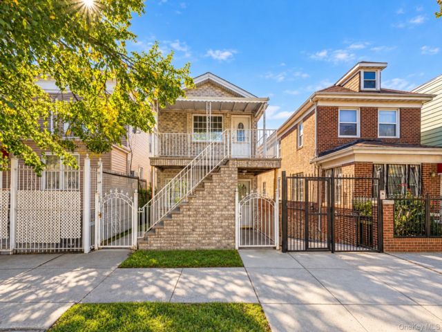  6 BR,  2.00 BTH &nbsp;House style home in Soundview