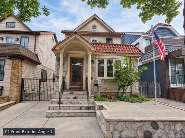  5 BR,  2.00 BTH &nbsp;Colonial style home in Glendale