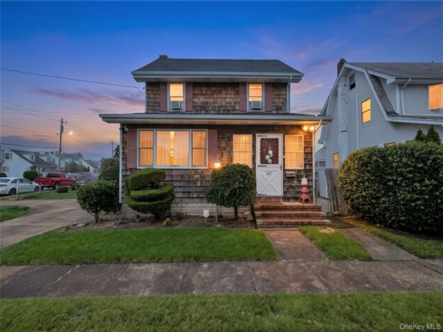  3 BR,  1.00 BTH &nbsp;Colonial style home in Oceanside