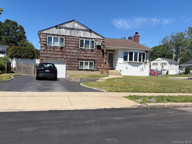  3 BR,  2.00 BTH &nbsp;Split level style home in East Meadow
