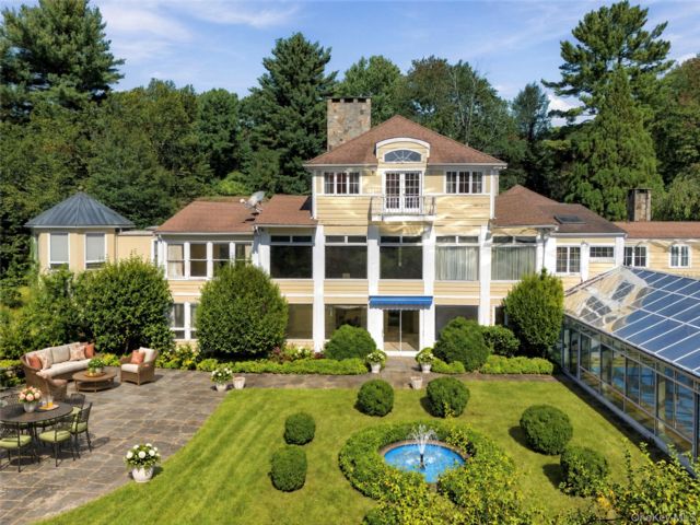  7 BR,  8.00 BTH &nbsp;Colonial style home in Yorktown Heights