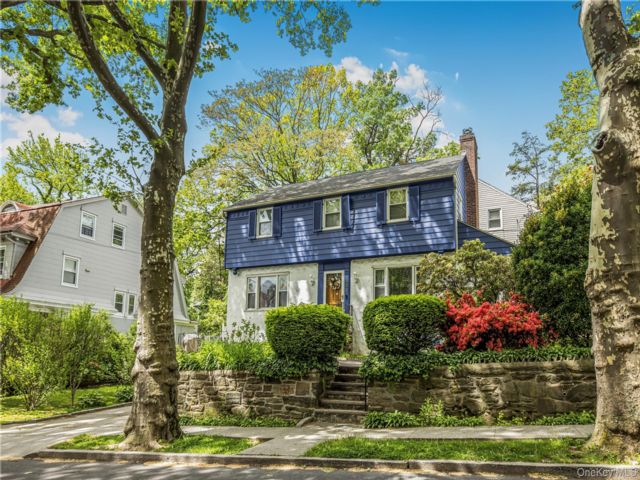  3 BR,  2.00 BTH &nbsp;Colonial style home in Mount Vernon