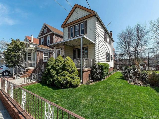  4 BR,  2.00 BTH &nbsp;Colonial style home in Elmhurst