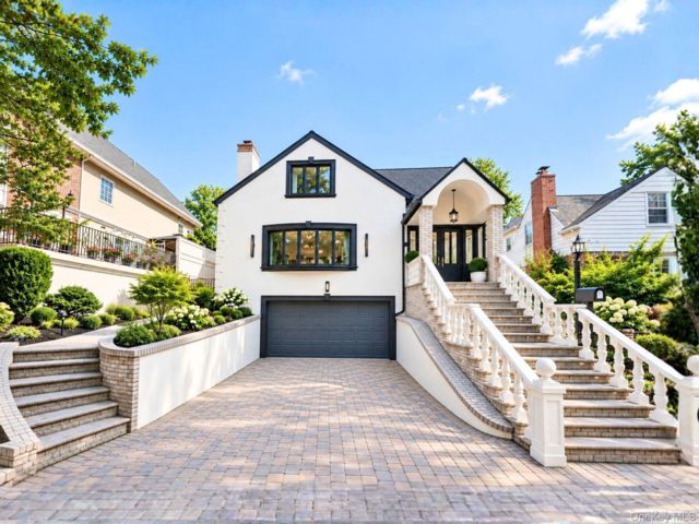  3 BR,  4.00 BTH &nbsp;Contemporary style home in Jamaica Estates