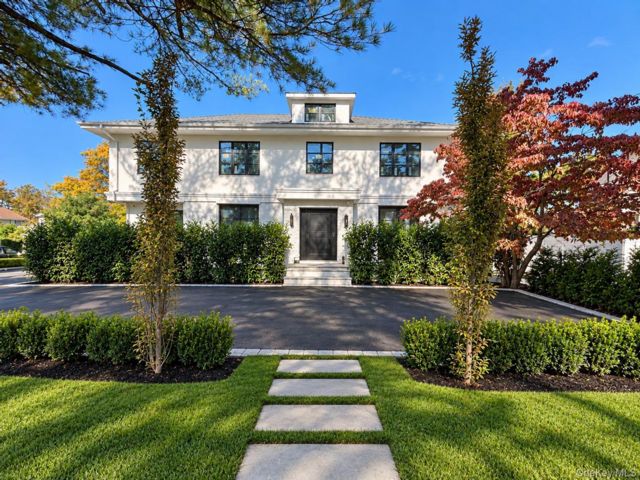  5 BR,  5.00 BTH &nbsp;Colonial style home in Cedarhurst