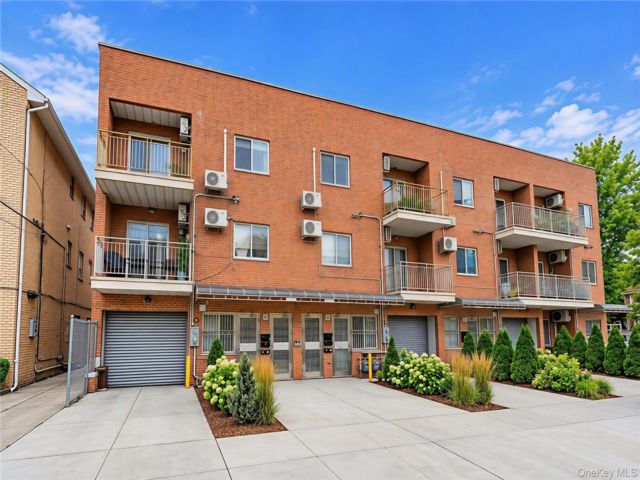 7 BR,  5.00 BTH &nbsp;House style home in Flushing
