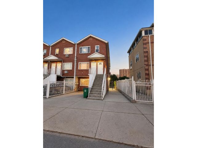  3 BR,  2.00 BTH &nbsp;Other style home in Cypress Hills